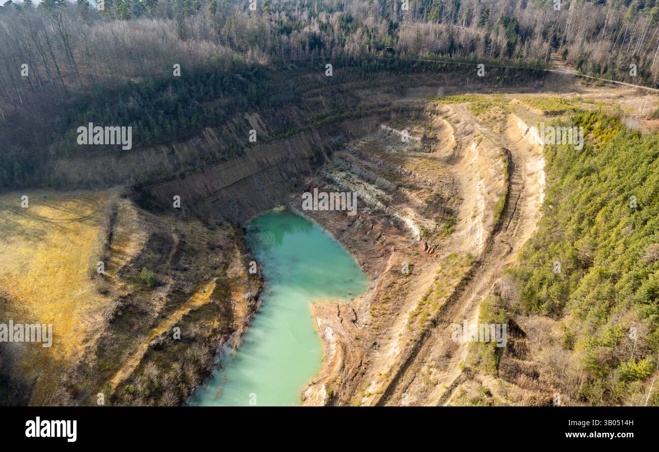 Rafz, Svizzera, 9 febbraio 2025: Una vista dall'alto della vecchia fossa di argilla di Rafz. E' stato chiuso per anni. (Foto di Andreas Haas/dieBildmanufak Foto Stock