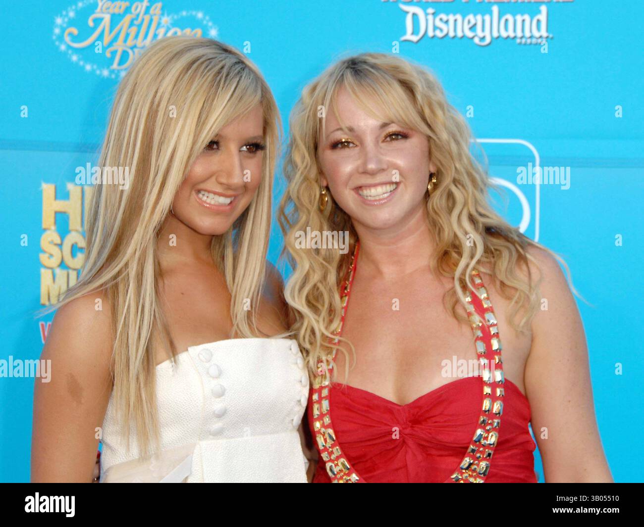 14 AGOSTO 2007 - HOLLYWOOD, CALIFORNIA, STATI UNITI - K54150DL. PRIMA MONDIALE DEL MUSICAL DISNEY HIGH SCHOOL TWO. SI TIENE NEL CENTRO DI DISNEYLAND, ANAHEIM CA.8-14-07. - 2007.IMMAGINE: ASHLEY TISDALE,JENNIFER TISDALE(immagine di credito: © Dave Longendyke/Globe Photos/ZUMAPRESS.com) Foto Stock