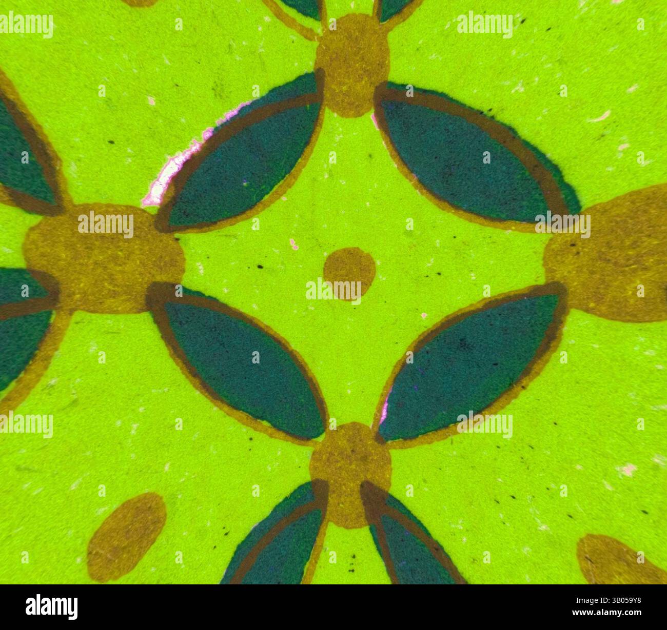 Un motivo vibrante caratterizzato da una serie di foglie verdi e motivi circolari, accentuati da tonalità marroni e gialle terrose, che creano un design vivace e astratto che ricorda l'arte ispirata alla natura. Un vivace design circolare caratterizzato da un motivo a ripetizione di fiori intrecciati, con vivaci petali verdi e foglie scure a contrasto, accentuate da piccoli punti gialli. Arte classica con un tocco moderno reinventata da Artotop, decorazione egiziana trasformata, arte classica con un tocco moderno reinventata da Artotop Foto Stock