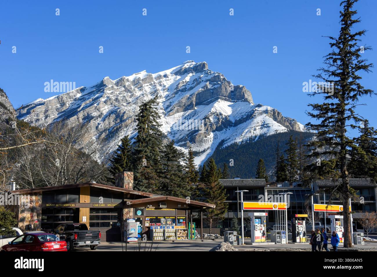 Banff, Canada - 5 aprile 2025: Banff Auto Services nella famosa località di villeggiatura dell'Alberta, conosciuta per le sue montagne e le sorgenti termali. E' una delle più popolari Foto Stock