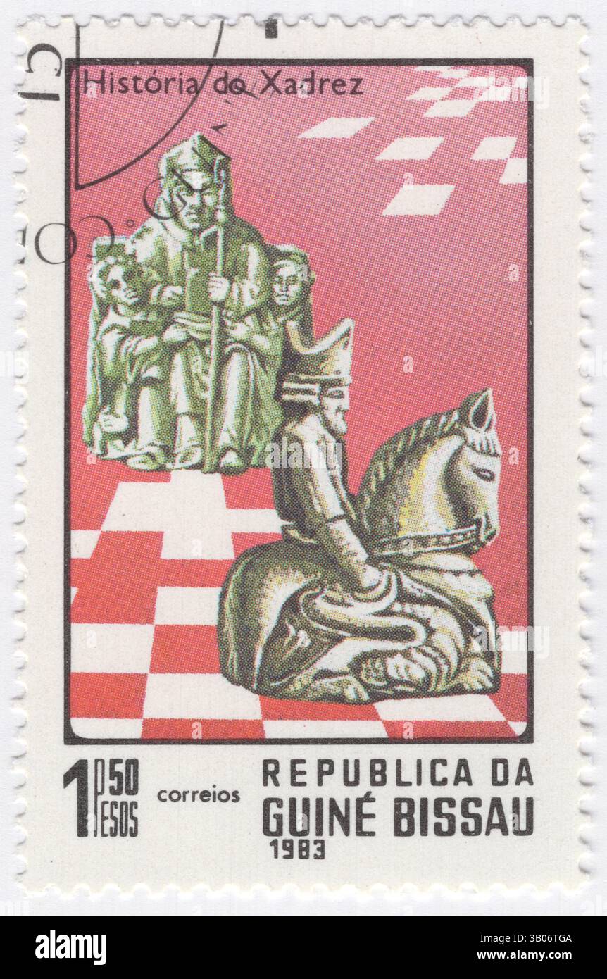 GUINEA-BISSAU - 1983 giugno 13: Francobollo da 1,50 peso raffigurante pezzi di scacchi Re e Cavaliere. Storia degli scacchi. Scacchi è un gioco di strategia astratto per due giocatori che non implica informazioni nascoste e nessun elemento di rischio. Si gioca su un tabellone quadrato chiamato scacchiera contenente 64 quadrati disposti in una griglia 8 x 8. I giocatori, indicati come "bianco" e "Nero", controllano ciascuno sedici pezzi: Un re, una regina, due torri, due vescovi, due cavalieri, e otto pedoni; ogni tipo di pezzo ha un diverso schema di movimento Foto Stock