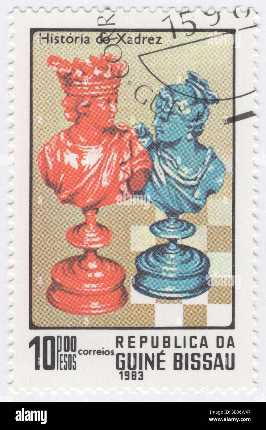 GUINEA-BISSAU - 1983 giugno 13: Francobollo da 10 pesos raffigurante pezzi di scacchi Re e Regina. Storia degli scacchi. Scacchi è un gioco di strategia astratto per due giocatori che non implica informazioni nascoste e nessun elemento di rischio. Si gioca su un tabellone quadrato chiamato scacchiera contenente 64 quadrati disposti in una griglia 8 x 8. I giocatori, indicati come "bianco" e "Nero", controllano ciascuno sedici pezzi: Un re, una regina, due torri, due vescovi, due cavalieri, e otto pedoni; ogni tipo di pezzo ha un diverso schema di movimento Foto Stock
