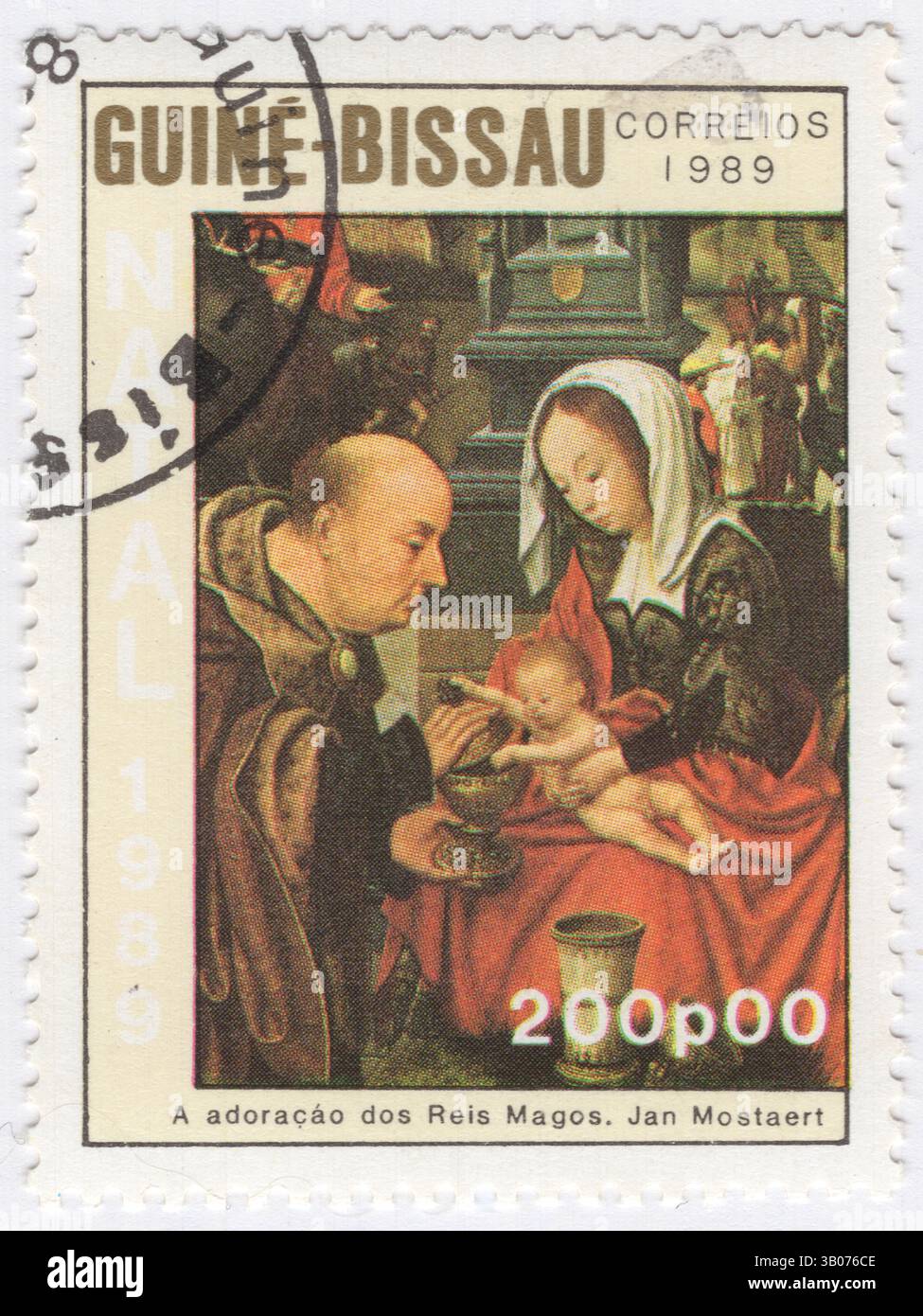 GUINEA-BISSAU - 1989 dicembre 10: Francobollo da 200 peso raffigurante la pittura di Natale Adorazione dei Magi di Jan Mostaert, pittore rinascimentale olandese noto principalmente per i suoi soggetti religiosi e ritratti. L'Adorazione dei Magi è un dipinto ad olio su tavola dei primi anni '1520 dell'artista rinascimentale olandese Jan Mostaert nella collezione del Rijksmuseum di Amsterdam, dove nel 2020 era esposto nella sala 0,1. Il pannello spesso chiamato Mostaert Amsterdam Adoration nella storia dell'arte, per distinguerlo dalla moltitudine di altri dipinti dell'Adorazione dei Magi Foto Stock