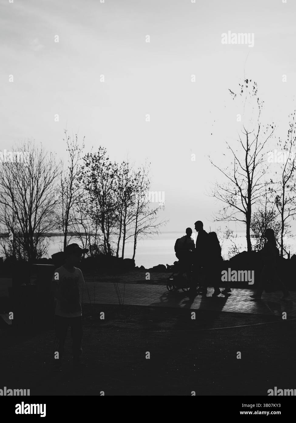 Figure sagomate ambientate con grazia contro la splendida bellezza della natura Foto Stock