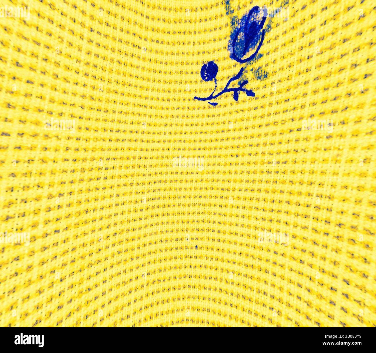 Un tessuto giallo testurizzato presenta un disegno a inchiostro blu di un fiore che crea un contrasto vibrante. Il motivo a griglia dello sfondo aggiunge profondità alla scena. Un vivace tessuto giallo adornato da delicati motivi floreali blu che creano un motivo allegro e vivace. Arte classica con un tocco moderno reinventata da Artotop, tessuti francesi trasformati, prima metà del XIX secolo, arte classica con un tocco moderno reinventata da Artotop Foto Stock
