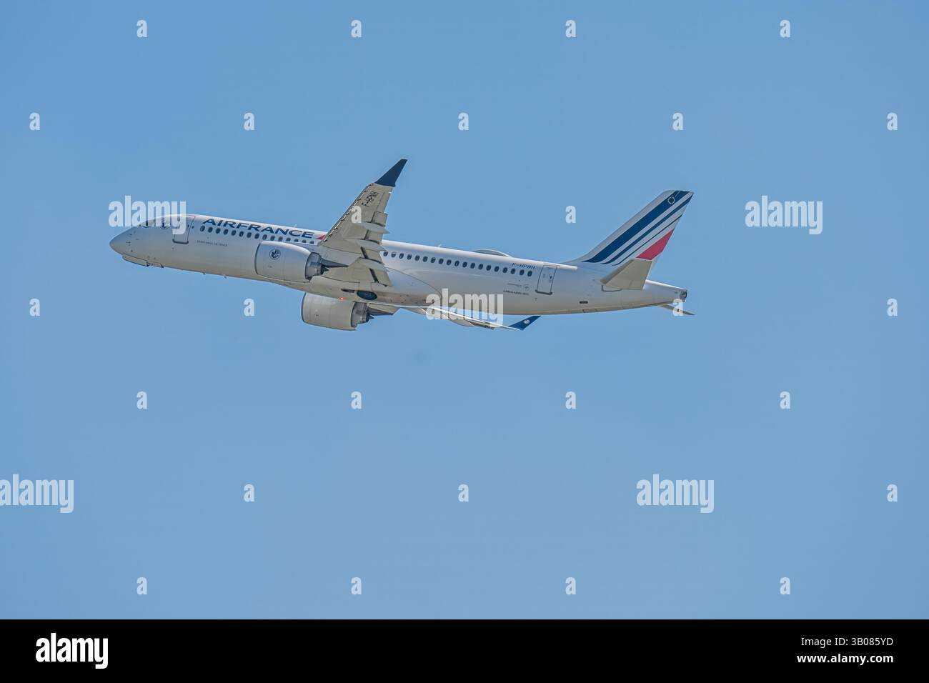 MANCHESTER, Regno Unito, 20 APRILE 2025: Air France Airbus A220 in partenza dall'aeroporto di Manchester Foto Stock