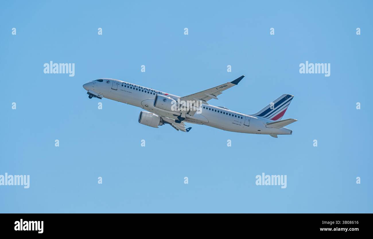 MANCHESTER, Regno Unito, 20 APRILE 2025: Air France Airbus A220 in partenza dall'aeroporto di Manchester Foto Stock
