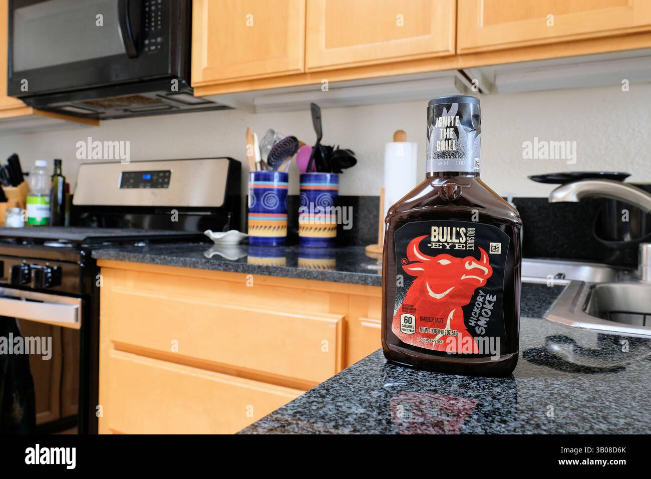 Bottiglia di plastica di salsa barbecue Bull's-Eye Hickory Smoke Flavor su un bancone della cucina; salsa barbecue creata e distribuita da Kraft Heinz Foods. Foto Stock