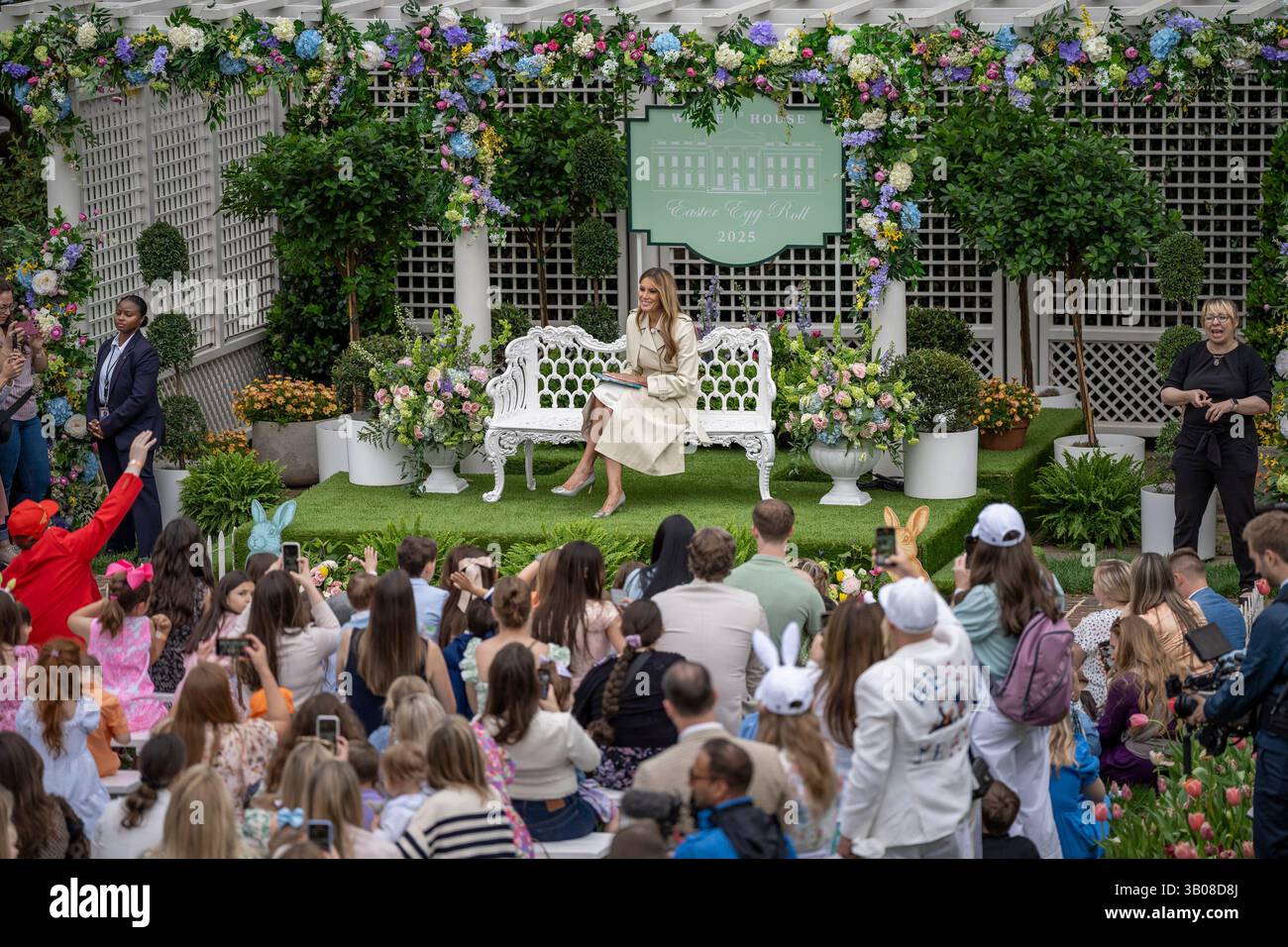 21 aprile 2025, Washington, District of Columbia, USA: La First Lady Melania Trump legge un libro al Reading Nook nel First Ladies Garden durante la White House Easter Egg Roll, lunedì 21 aprile 2025, sul South Lawn. (Foto di Carlos Fyfe). (Credit Image: © White House/ZUMA Press Wire) SOLO PER USO EDITORIALE! Non per USO commerciale! Foto Stock
