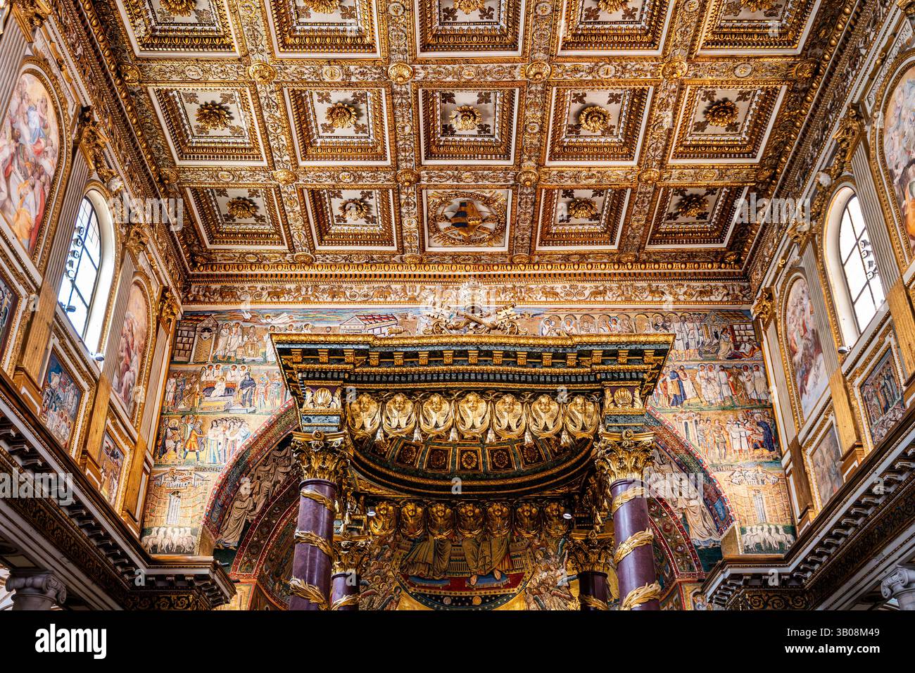Altare papale, baldacchino e soffitto a cassettoni dorati nell'abside della Basilica Papale di Santa Maria maggiore, a Roma, Italia Foto Stock
