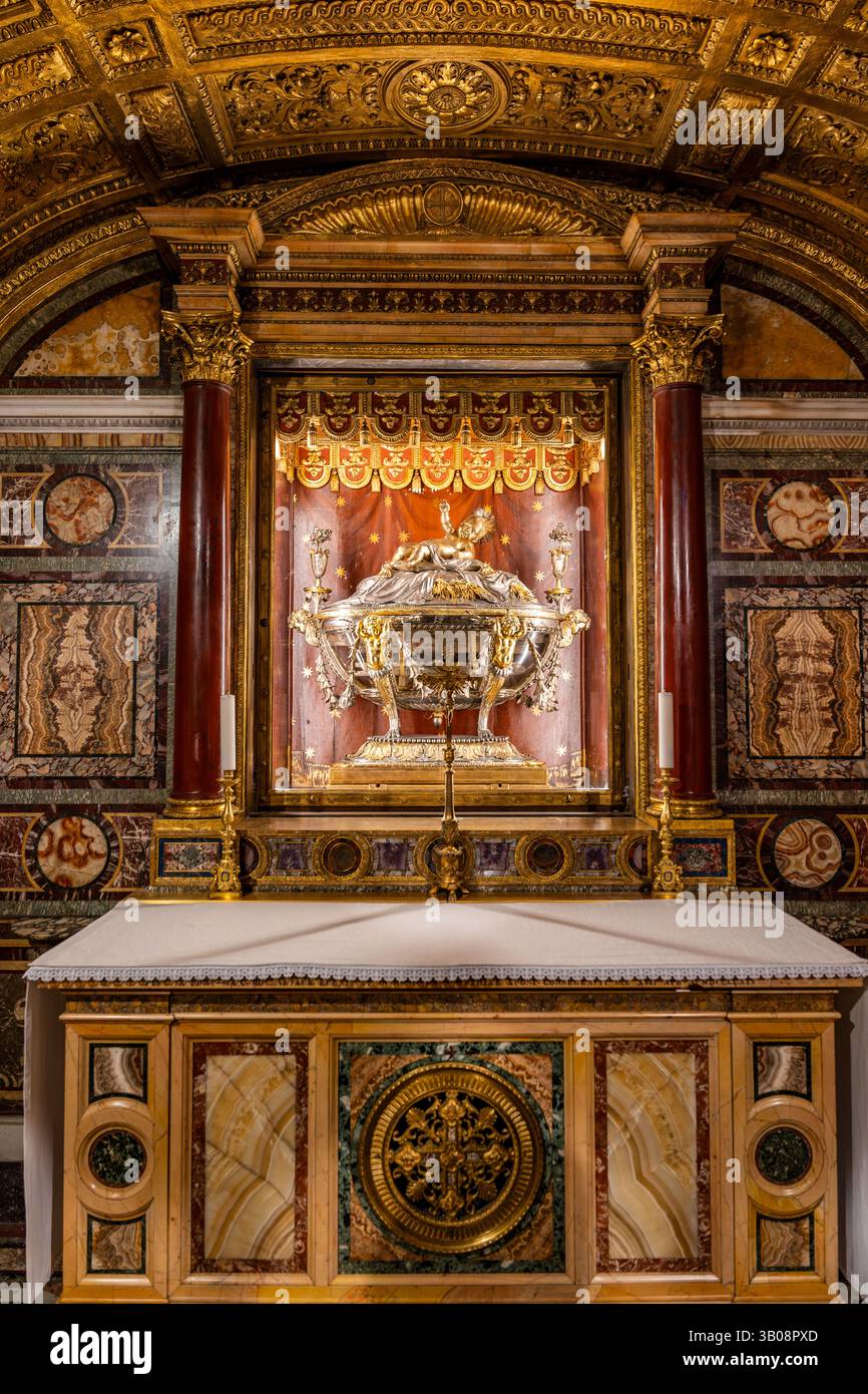 Reliquiario di cristallo di Luigi Valadier, nella Basilica Papale di Santa Maria maggiore, con reliquie del Santo Presepe di Gesù Cristo, Roma, Italia Foto Stock