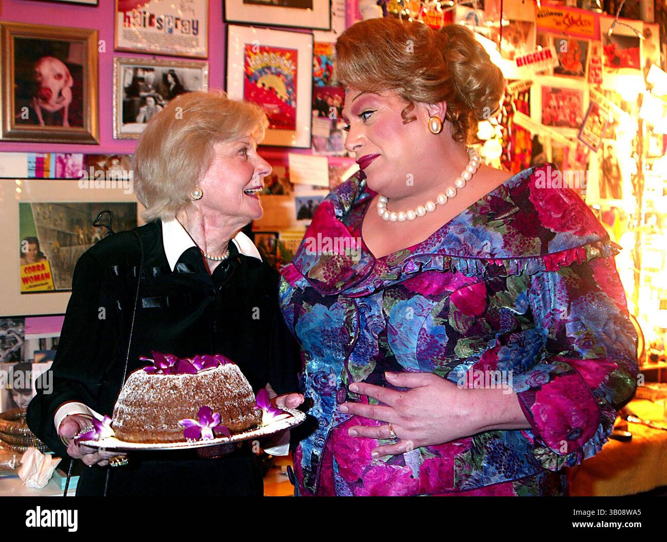 30 LUGLIO 2003 - NEW YORK, NEW YORK, STATI UNITI - BARBARA BILLINGSLEY (JUNE CLEAVER DA ''LEAVE IT TO BEAVER'') VISITA HARVEY FIERSTEIN (VESTITO DA EDNA TURNBLAD) NEL SUO CAMERINO CON UNA TORTA DURANTE L'INTERVALLO DI ''HAIRSPRAY'' AL NEIL SIMON THEATER DI NEW YORK NEW YORK IL 30 LUGLIO 2003. / 2003..K32052HMC.***EXCLUSIVE***.BARBARA BILLINGSLEY E HARVEY FIERSTEIN(immagine di credito: © Henry McGee/Globe Photos/ZUMAPRESS.com) Foto Stock