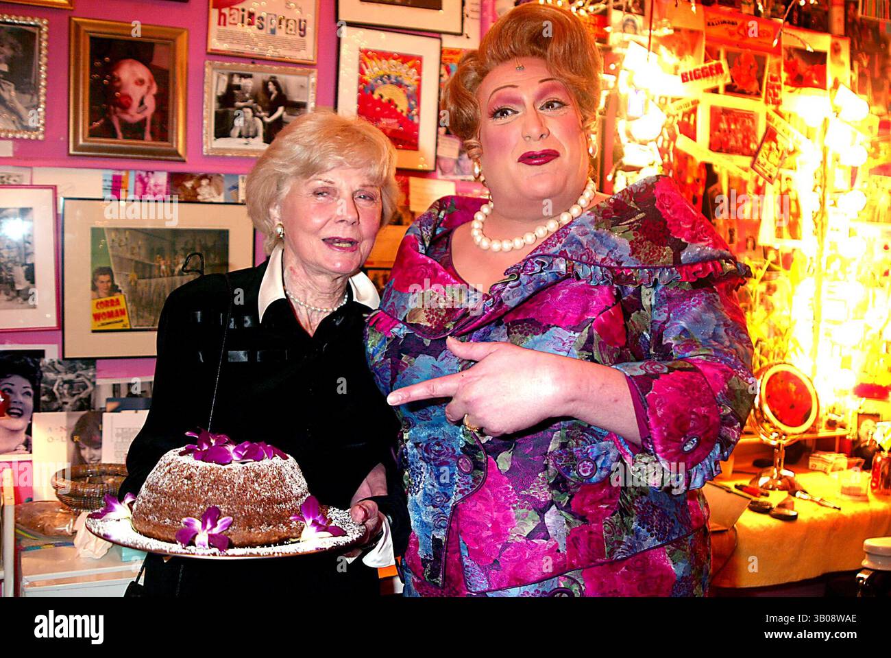 30 LUGLIO 2003 - NEW YORK, NEW YORK, STATI UNITI - BARBARA BILLINGSLEY (JUNE CLEAVER DA ''LEAVE IT TO BEAVER'') VISITA HARVEY FIERSTEIN (VESTITO DA EDNA TURNBLAD) NEL SUO CAMERINO CON UNA TORTA DURANTE L'INTERVALLO DI ''HAIRSPRAY'' AL NEIL SIMON THEATER DI NEW YORK NEW YORK IL 30 LUGLIO 2003. / 2003..K32052HMC.***EXCLUSIVE***.BARBARA BILLINGSLEY E HARVEY FIERSTEIN(immagine di credito: © Henry McGee/Globe Photos/ZUMAPRESS.com) Foto Stock
