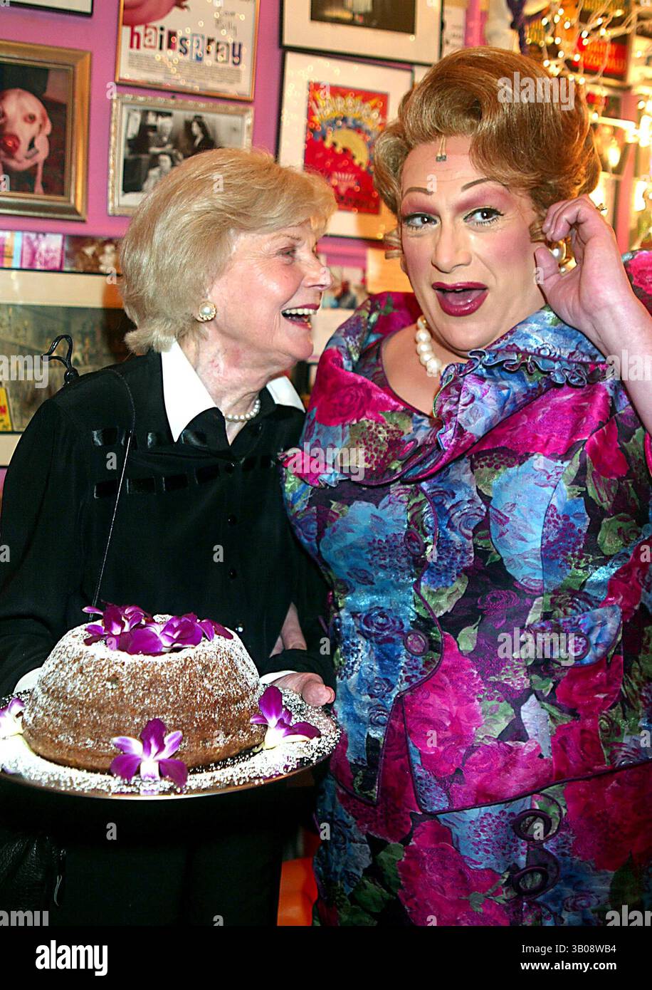 30 LUGLIO 2003 - NEW YORK, NEW YORK, STATI UNITI - BARBARA BILLINGSLEY (JUNE CLEAVER DA ''LEAVE IT TO BEAVER'') VISITA HARVEY FIERSTEIN (VESTITO DA EDNA TURNBLAD) NEL SUO CAMERINO CON UNA TORTA DURANTE L'INTERVALLO DI ''HAIRSPRAY'' AL NEIL SIMON THEATER DI NEW YORK NEW YORK IL 30 LUGLIO 2003. / 2003..K32052HMC.***EXCLUSIVE***.BARBARA BILLINGSLEY E HARVEY FIERSTEIN(immagine di credito: © Henry McGee/Globe Photos/ZUMAPRESS.com) Foto Stock