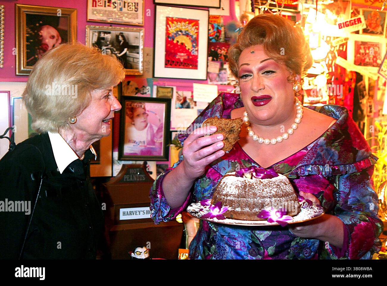 30 LUGLIO 2003 - NEW YORK, NEW YORK, STATI UNITI - BARBARA BILLINGSLEY (JUNE CLEAVER DA ''LEAVE IT TO BEAVER'') VISITA HARVEY FIERSTEIN (VESTITO DA EDNA TURNBLAD) NEL SUO CAMERINO CON UNA TORTA DURANTE L'INTERVALLO DI ''HAIRSPRAY'' AL NEIL SIMON THEATER DI NEW YORK NEW YORK IL 30 LUGLIO 2003. / 2003..K32052HMC.***EXCLUSIVE***.BARBARA BILLINGSLEY E HARVEY FIERSTEIN(immagine di credito: © Henry McGee/Globe Photos/ZUMAPRESS.com) Foto Stock