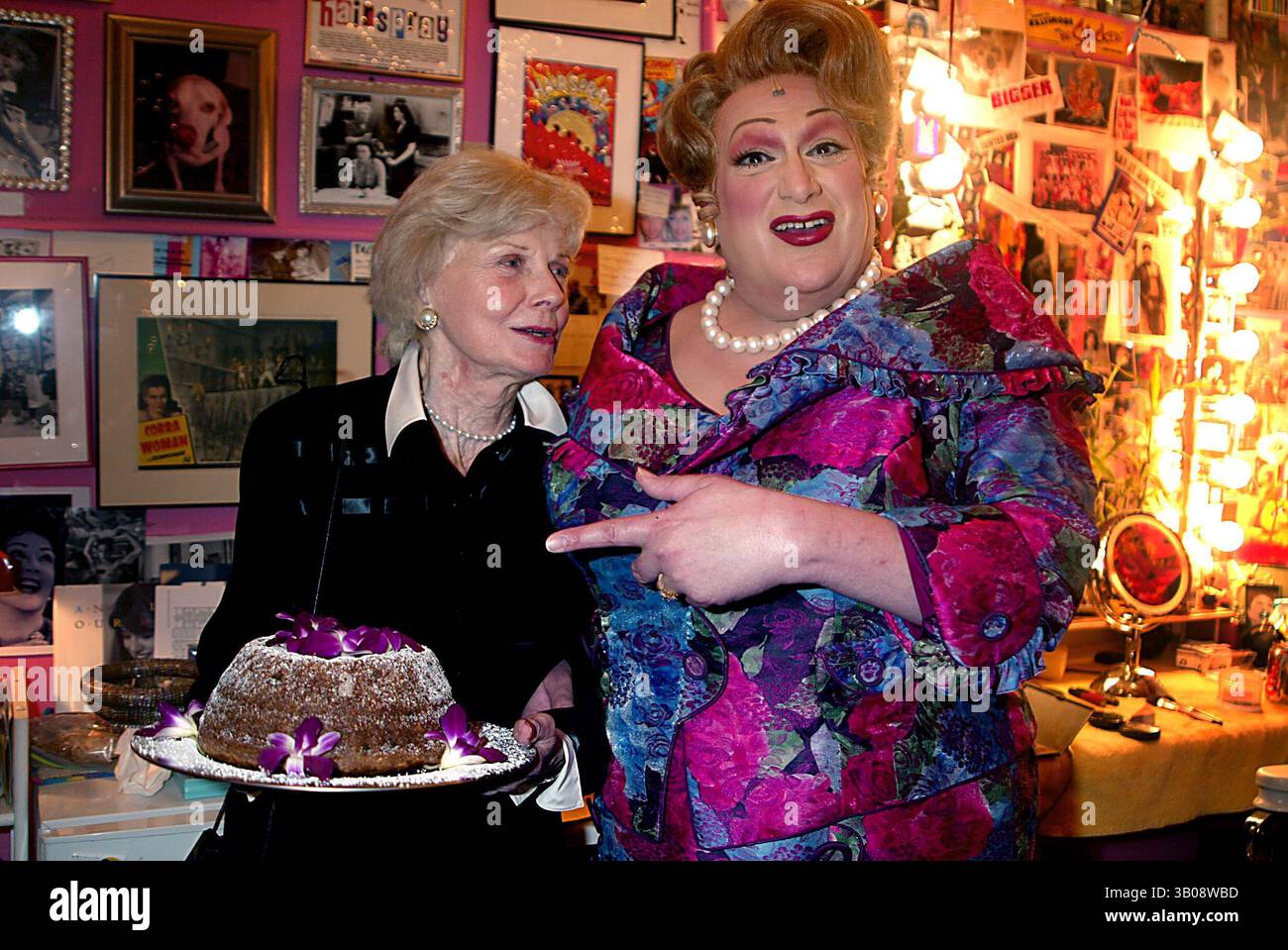 30 LUGLIO 2003 - NEW YORK, NEW YORK, STATI UNITI - BARBARA BILLINGSLEY (JUNE CLEAVER DA ''LEAVE IT TO BEAVER'') VISITA HARVEY FIERSTEIN (VESTITO DA EDNA TURNBLAD) NEL SUO CAMERINO CON UNA TORTA DURANTE L'INTERVALLO DI ''HAIRSPRAY'' AL NEIL SIMON THEATER DI NEW YORK NEW YORK IL 30 LUGLIO 2003. / 2003..K32052HMC.***EXCLUSIVE***.BARBARA BILLINGSLEY E HARVEY FIERSTEIN(immagine di credito: © Henry McGee/Globe Photos/ZUMAPRESS.com) Foto Stock
