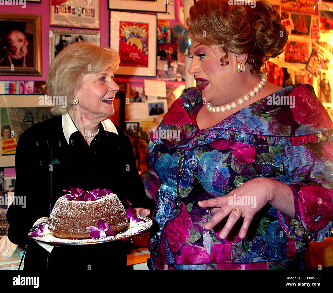 30 LUGLIO 2003 - NEW YORK, NEW YORK, STATI UNITI - BARBARA BILLINGSLEY (JUNE CLEAVER DA ''LEAVE IT TO BEAVER'') VISITA HARVEY FIERSTEIN (VESTITO DA EDNA TURNBLAD) NEL SUO CAMERINO CON UNA TORTA DURANTE L'INTERVALLO DI ''HAIRSPRAY'' AL NEIL SIMON THEATER DI NEW YORK NEW YORK IL 30 LUGLIO 2003. / 2003..K32052HMC.***EXCLUSIVE***.BARBARA BILLINGSLEY E HARVEY FIERSTEIN(immagine di credito: © Henry McGee/Globe Photos/ZUMAPRESS.com) Foto Stock