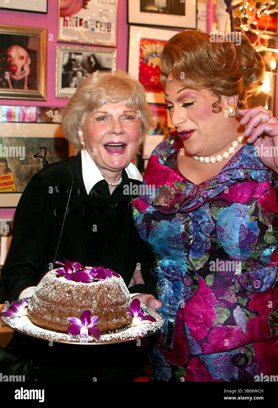 30 LUGLIO 2003 - NEW YORK, NEW YORK, STATI UNITI - BARBARA BILLINGSLEY (JUNE CLEAVER DA ''LEAVE IT TO BEAVER'') VISITA HARVEY FIERSTEIN (VESTITO DA EDNA TURNBLAD) NEL SUO CAMERINO CON UNA TORTA DURANTE L'INTERVALLO DI ''HAIRSPRAY'' AL NEIL SIMON THEATER DI NEW YORK NEW YORK IL 30 LUGLIO 2003. / 2003..K32052HMC.***EXCLUSIVE***.BARBARA BILLINGSLEY E HARVEY FIERSTEIN(immagine di credito: © Henry McGee/Globe Photos/ZUMAPRESS.com) Foto Stock