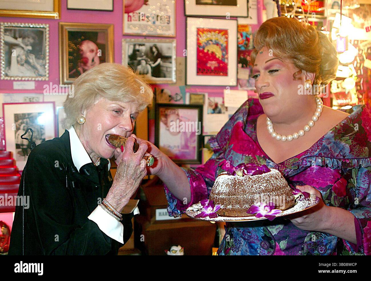30 LUGLIO 2003 - NEW YORK, NEW YORK, STATI UNITI - BARBARA BILLINGSLEY (JUNE CLEAVER DA ''LEAVE IT TO BEAVER'') VISITA HARVEY FIERSTEIN (VESTITO DA EDNA TURNBLAD) NEL SUO CAMERINO CON UNA TORTA DURANTE L'INTERVALLO DI ''HAIRSPRAY'' AL NEIL SIMON THEATER DI NEW YORK NEW YORK IL 30 LUGLIO 2003. / 2003..K32052HMC.***EXCLUSIVE***.BARBARA BILLINGSLEY E HARVEY FIERSTEIN(immagine di credito: © Henry McGee/Globe Photos/ZUMAPRESS.com) Foto Stock