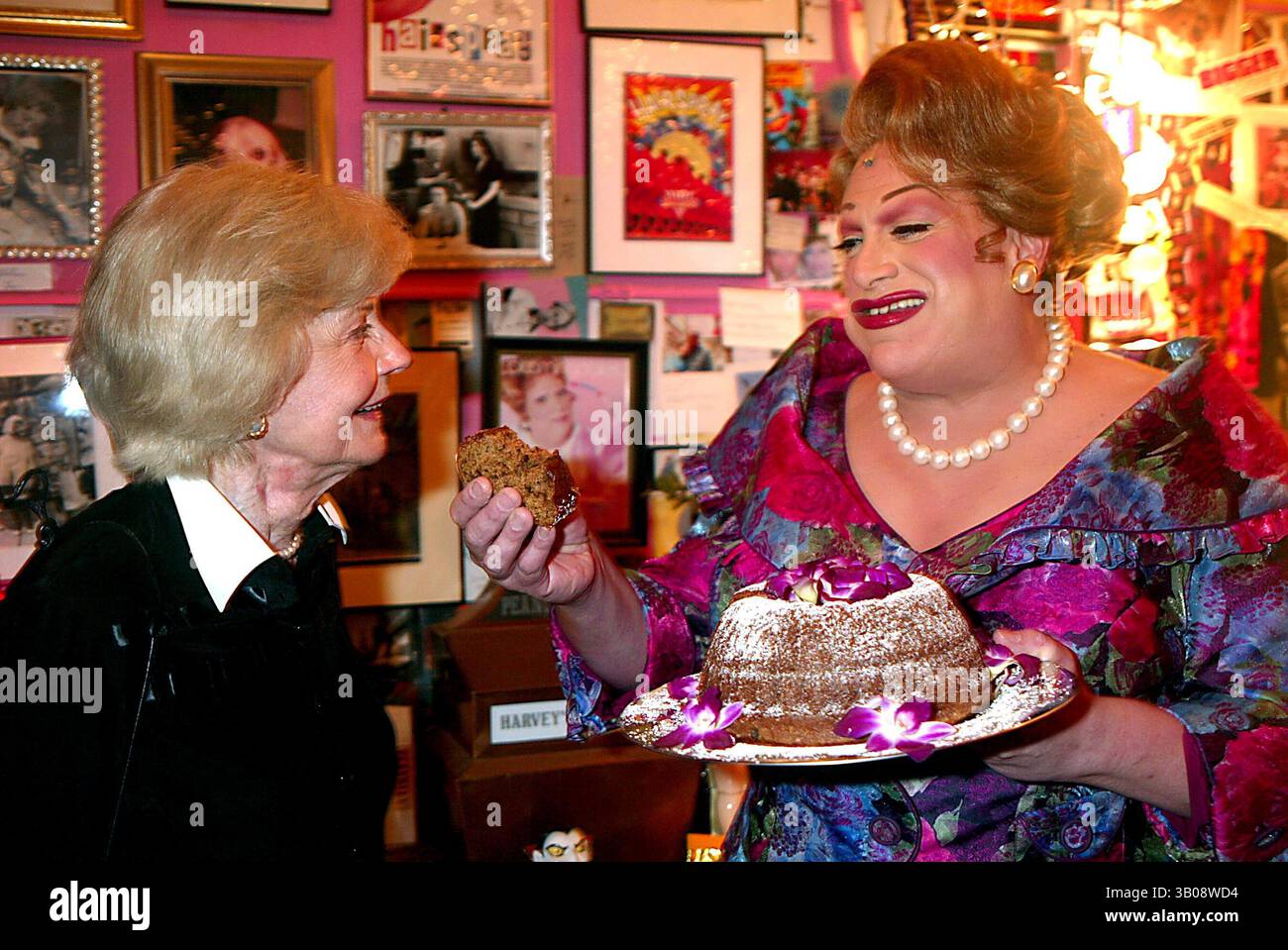 30 LUGLIO 2003 - NEW YORK, NEW YORK, STATI UNITI - BARBARA BILLINGSLEY (JUNE CLEAVER DA ''LEAVE IT TO BEAVER'') VISITA HARVEY FIERSTEIN (VESTITO DA EDNA TURNBLAD) NEL SUO CAMERINO CON UNA TORTA DURANTE L'INTERVALLO DI ''HAIRSPRAY'' AL NEIL SIMON THEATER DI NEW YORK NEW YORK IL 30 LUGLIO 2003. / 2003..K32052HMC.***EXCLUSIVE***.BARBARA BILLINGSLEY E HARVEY FIERSTEIN(immagine di credito: © Henry McGee/Globe Photos/ZUMAPRESS.com) Foto Stock