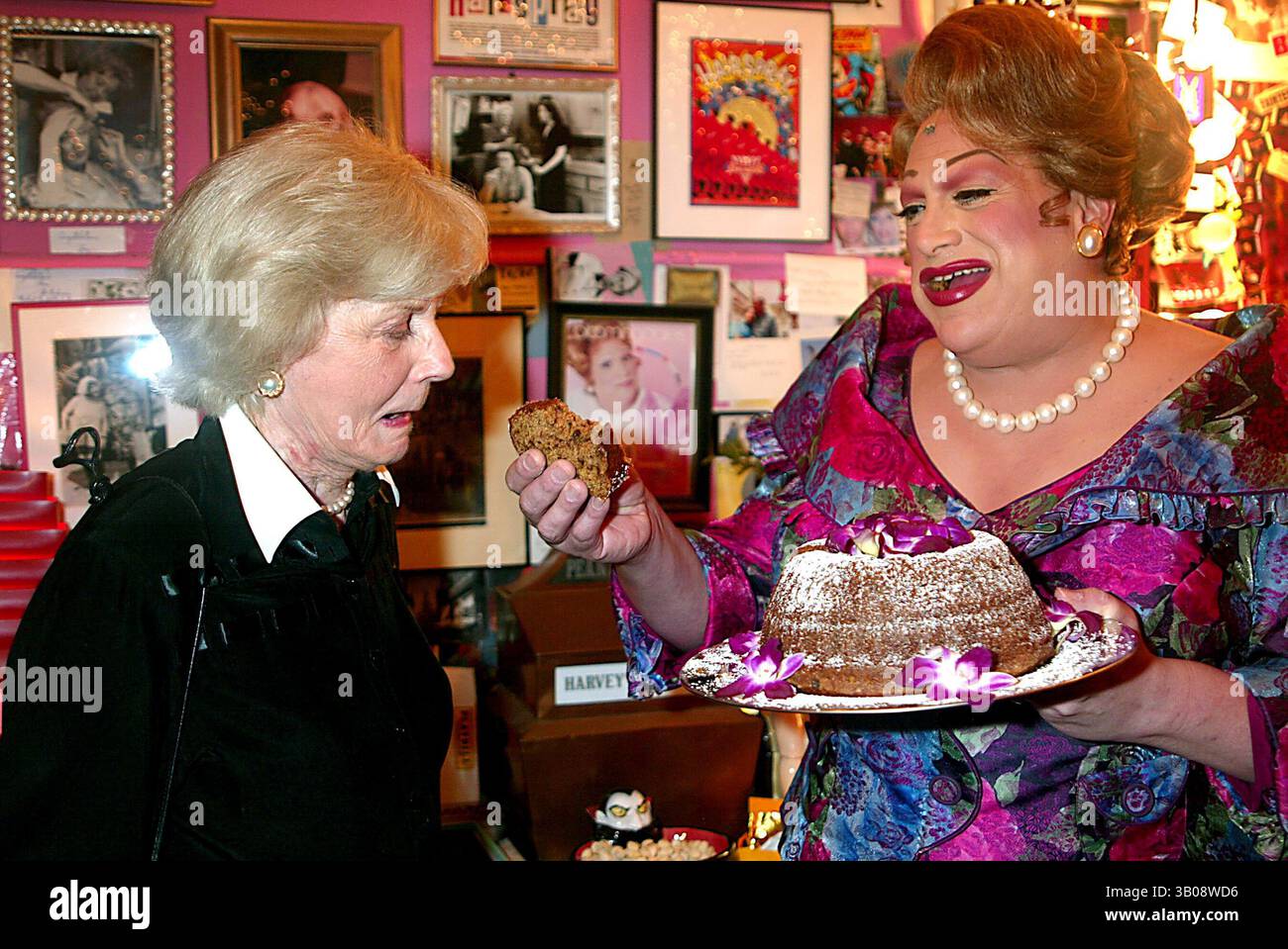 30 LUGLIO 2003 - NEW YORK, NEW YORK, STATI UNITI - BARBARA BILLINGSLEY (JUNE CLEAVER DA ''LEAVE IT TO BEAVER'') VISITA HARVEY FIERSTEIN (VESTITO DA EDNA TURNBLAD) NEL SUO CAMERINO CON UNA TORTA DURANTE L'INTERVALLO DI ''HAIRSPRAY'' AL NEIL SIMON THEATER DI NEW YORK NEW YORK IL 30 LUGLIO 2003. / 2003..K32052HMC.***EXCLUSIVE***.BARBARA BILLINGSLEY E HARVEY FIERSTEIN(immagine di credito: © Henry McGee/Globe Photos/ZUMAPRESS.com) Foto Stock