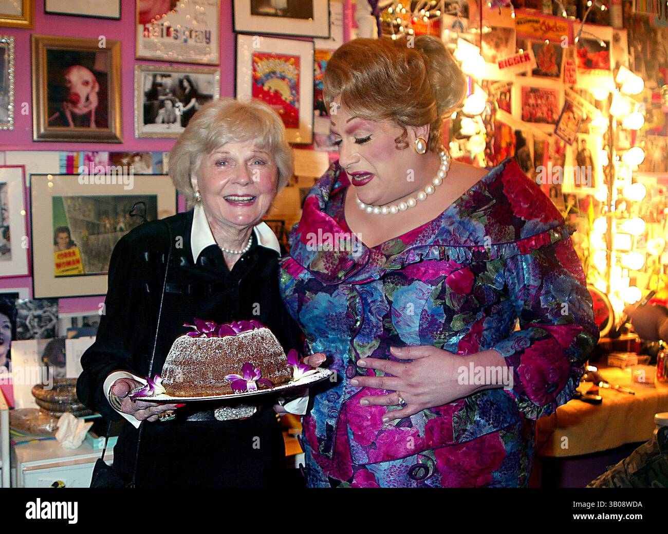 30 LUGLIO 2003 - NEW YORK, NEW YORK, STATI UNITI - BARBARA BILLINGSLEY (JUNE CLEAVER DA ''LEAVE IT TO BEAVER'') VISITA HARVEY FIERSTEIN (VESTITO DA EDNA TURNBLAD) NEL SUO CAMERINO CON UNA TORTA DURANTE L'INTERVALLO DI ''HAIRSPRAY'' AL NEIL SIMON THEATER DI NEW YORK NEW YORK IL 30 LUGLIO 2003. / 2003..K32052HMC.***EXCLUSIVE***.BARBARA BILLINGSLEY E HARVEY FIERSTEIN(immagine di credito: © Henry McGee/Globe Photos/ZUMAPRESS.com) Foto Stock