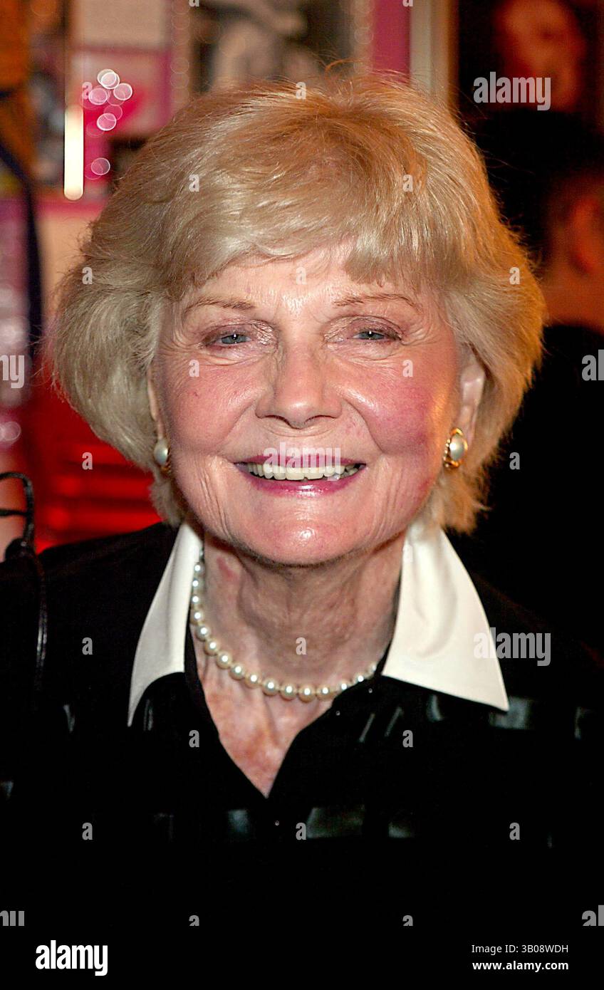 30 LUGLIO 2003 - NEW YORK, NEW YORK, STATI UNITI - BARBARA BILLINGSLEY (JUNE CLEAVER DA ''LEAVE IT TO BEAVER'') VISITA HARVEY FIERSTEIN (VESTITO DA EDNA TURNBLAD) NEL SUO CAMERINO CON UNA TORTA DURANTE L'INTERVALLO DI ''HAIRSPRAY'' AL NEIL SIMON THEATER DI NEW YORK NEW YORK IL 30 LUGLIO 2003. / 2003..K32052HMC.***EXCLUSIVE***.BARBARA BILLINGSLEY(immagine di credito: © Henry McGee/Globe Photos/ZUMAPRESS.com) Foto Stock