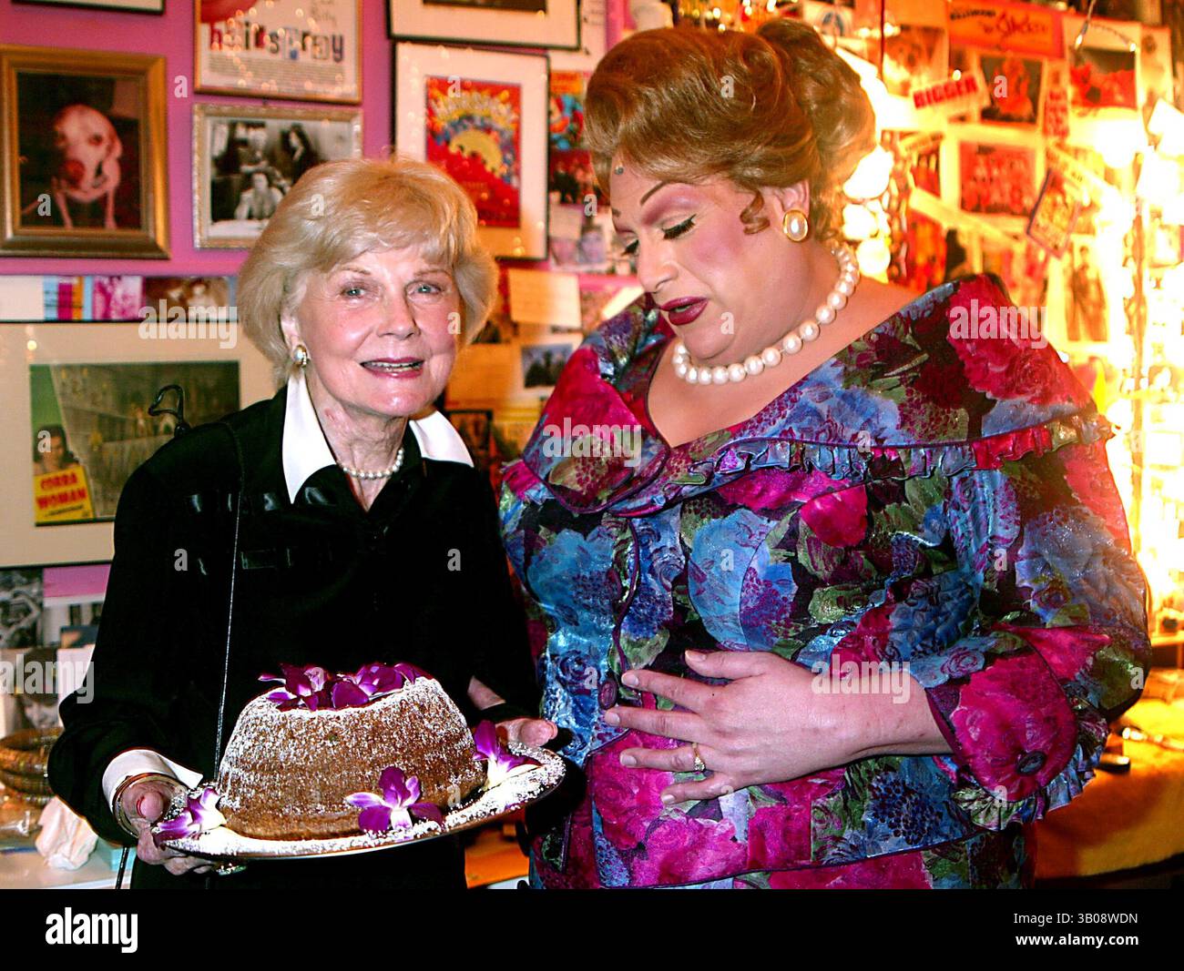 30 LUGLIO 2003 - NEW YORK, NEW YORK, STATI UNITI - BARBARA BILLINGSLEY (JUNE CLEAVER DA ''LEAVE IT TO BEAVER'') VISITA HARVEY FIERSTEIN (VESTITO DA EDNA TURNBLAD) NEL SUO CAMERINO CON UNA TORTA DURANTE L'INTERVALLO DI ''HAIRSPRAY'' AL NEIL SIMON THEATER DI NEW YORK NEW YORK IL 30 LUGLIO 2003. / 2003..K32052HMC.***EXCLUSIVE***.BARBARA BILLINGSLEY E HARVEY FIERSTEIN(immagine di credito: © Henry McGee/Globe Photos/ZUMAPRESS.com) Foto Stock