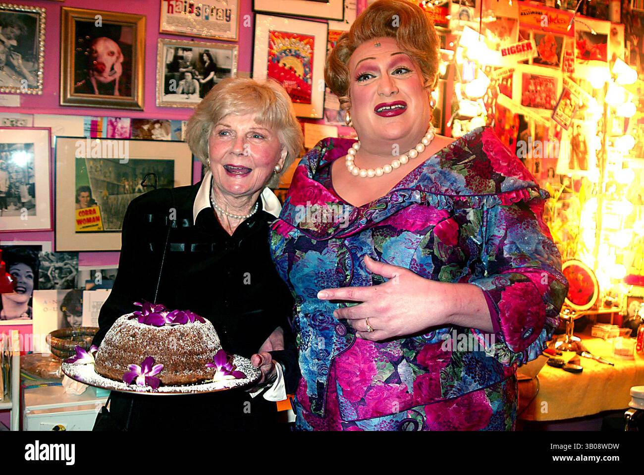 30 LUGLIO 2003 - NEW YORK, NEW YORK, STATI UNITI - BARBARA BILLINGSLEY (JUNE CLEAVER DA ''LEAVE IT TO BEAVER'') VISITA HARVEY FIERSTEIN (VESTITO DA EDNA TURNBLAD) NEL SUO CAMERINO CON UNA TORTA DURANTE L'INTERVALLO DI ''HAIRSPRAY'' AL NEIL SIMON THEATER DI NEW YORK NEW YORK IL 30 LUGLIO 2003. / 2003..K32052HMC.***EXCLUSIVE***.BARBARA BILLINGSLEY E HARVEY FIERSTEIN(immagine di credito: © Henry McGee/Globe Photos/ZUMAPRESS.com) Foto Stock