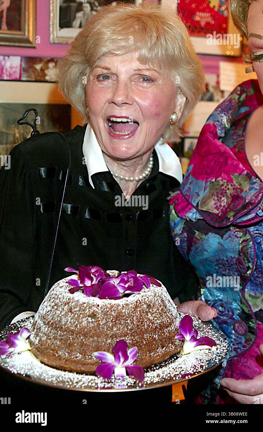 30 LUGLIO 2003 - NEW YORK, NEW YORK, STATI UNITI - BARBARA BILLINGSLEY (JUNE CLEAVER DA ''LEAVE IT TO BEAVER'') VISITA HARVEY FIERSTEIN (VESTITO DA EDNA TURNBLAD) NEL SUO CAMERINO CON UNA TORTA DURANTE L'INTERVALLO DI ''HAIRSPRAY'' AL NEIL SIMON THEATER DI NEW YORK NEW YORK IL 30 LUGLIO 2003. / 2003..K32052HMC.***EXCLUSIVE***.BARBARA BILLINGSLEY E HARVEY FIERSTEIN(immagine di credito: © Henry McGee/Globe Photos/ZUMAPRESS.com) Foto Stock