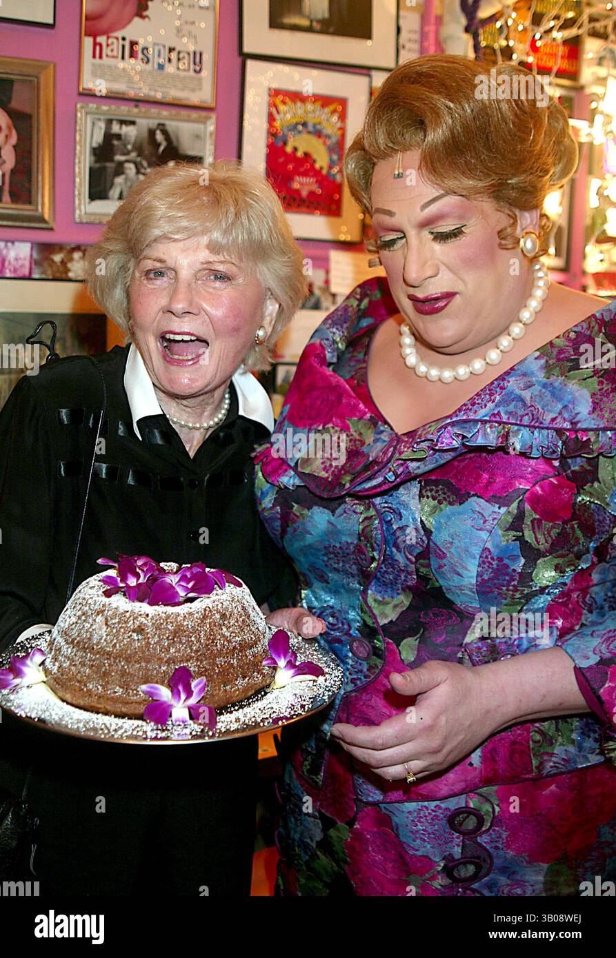 30 LUGLIO 2003 - NEW YORK, NEW YORK, STATI UNITI - BARBARA BILLINGSLEY (JUNE CLEAVER DA ''LEAVE IT TO BEAVER'') VISITA HARVEY FIERSTEIN (VESTITO DA EDNA TURNBLAD) NEL SUO CAMERINO CON UNA TORTA DURANTE L'INTERVALLO DI ''HAIRSPRAY'' AL NEIL SIMON THEATER DI NEW YORK NEW YORK IL 30 LUGLIO 2003. / 2003..K32052HMC.***EXCLUSIVE***.BARBARA BILLINGSLEY E HARVEY FIERSTEIN(immagine di credito: © Henry McGee/Globe Photos/ZUMAPRESS.com) Foto Stock