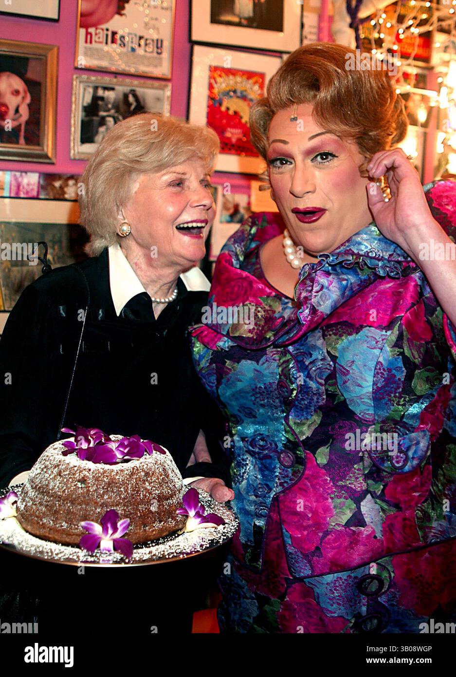 30 LUGLIO 2003 - NEW YORK, NEW YORK, STATI UNITI - BARBARA BILLINGSLEY (JUNE CLEAVER DA ''LEAVE IT TO BEAVER'') VISITA HARVEY FIERSTEIN (VESTITO DA EDNA TURNBLAD) NEL SUO CAMERINO CON UNA TORTA DURANTE L'INTERVALLO DI ''HAIRSPRAY'' AL NEIL SIMON THEATER DI NEW YORK NEW YORK IL 30 LUGLIO 2003. / 2003..K32052HMC.***EXCLUSIVE***.BARBARA BILLINGSLEY E HARVEY FIERSTEIN(immagine di credito: © Henry McGee/Globe Photos/ZUMAPRESS.com) Foto Stock