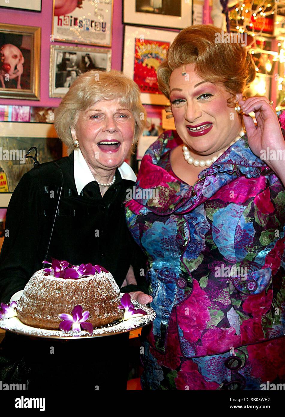 30 LUGLIO 2003 - NEW YORK, NEW YORK, STATI UNITI - BARBARA BILLINGSLEY (JUNE CLEAVER DA ''LEAVE IT TO BEAVER'') VISITA HARVEY FIERSTEIN (VESTITO DA EDNA TURNBLAD) NEL SUO CAMERINO CON UNA TORTA DURANTE L'INTERVALLO DI ''HAIRSPRAY'' AL NEIL SIMON THEATER DI NEW YORK NEW YORK IL 30 LUGLIO 2003. / 2003..K32052HMC.***EXCLUSIVE***.BARBARA BILLINGSLEY E HARVEY FIERSTEIN(immagine di credito: © Henry McGee/Globe Photos/ZUMAPRESS.com) Foto Stock