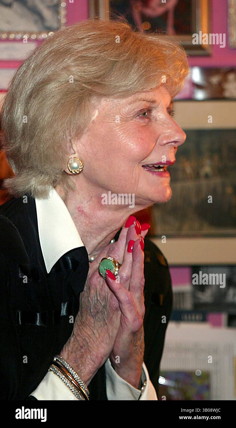 30 LUGLIO 2003 - NEW YORK, NEW YORK, STATI UNITI - BARBARA BILLINGSLEY (JUNE CLEAVER DA ''LEAVE IT TO BEAVER'') VISITA HARVEY FIERSTEIN (VESTITO DA EDNA TURNBLAD) NEL SUO CAMERINO CON UNA TORTA DURANTE L'INTERVALLO DI ''HAIRSPRAY'' AL NEIL SIMON THEATER DI NEW YORK NEW YORK IL 30 LUGLIO 2003. / 2003..K32052HMC.***EXCLUSIVE***.BARBARA BILLINGSLEY(immagine di credito: © Henry McGee/Globe Photos/ZUMAPRESS.com) Foto Stock