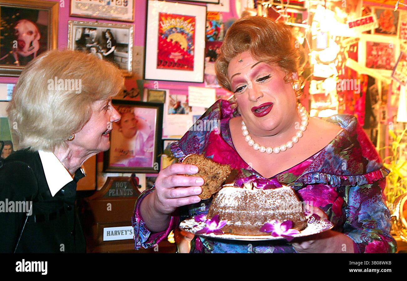 30 LUGLIO 2003 - NEW YORK, NEW YORK, STATI UNITI - BARBARA BILLINGSLEY (JUNE CLEAVER DA ''LEAVE IT TO BEAVER'') VISITA HARVEY FIERSTEIN (VESTITO DA EDNA TURNBLAD) NEL SUO CAMERINO CON UNA TORTA DURANTE L'INTERVALLO DI ''HAIRSPRAY'' AL NEIL SIMON THEATER DI NEW YORK NEW YORK IL 30 LUGLIO 2003. / 2003..K32052HMC.***EXCLUSIVE***.BARBARA BILLINGSLEY E HARVEY FIERSTEIN(immagine di credito: © Henry McGee/Globe Photos/ZUMAPRESS.com) Foto Stock