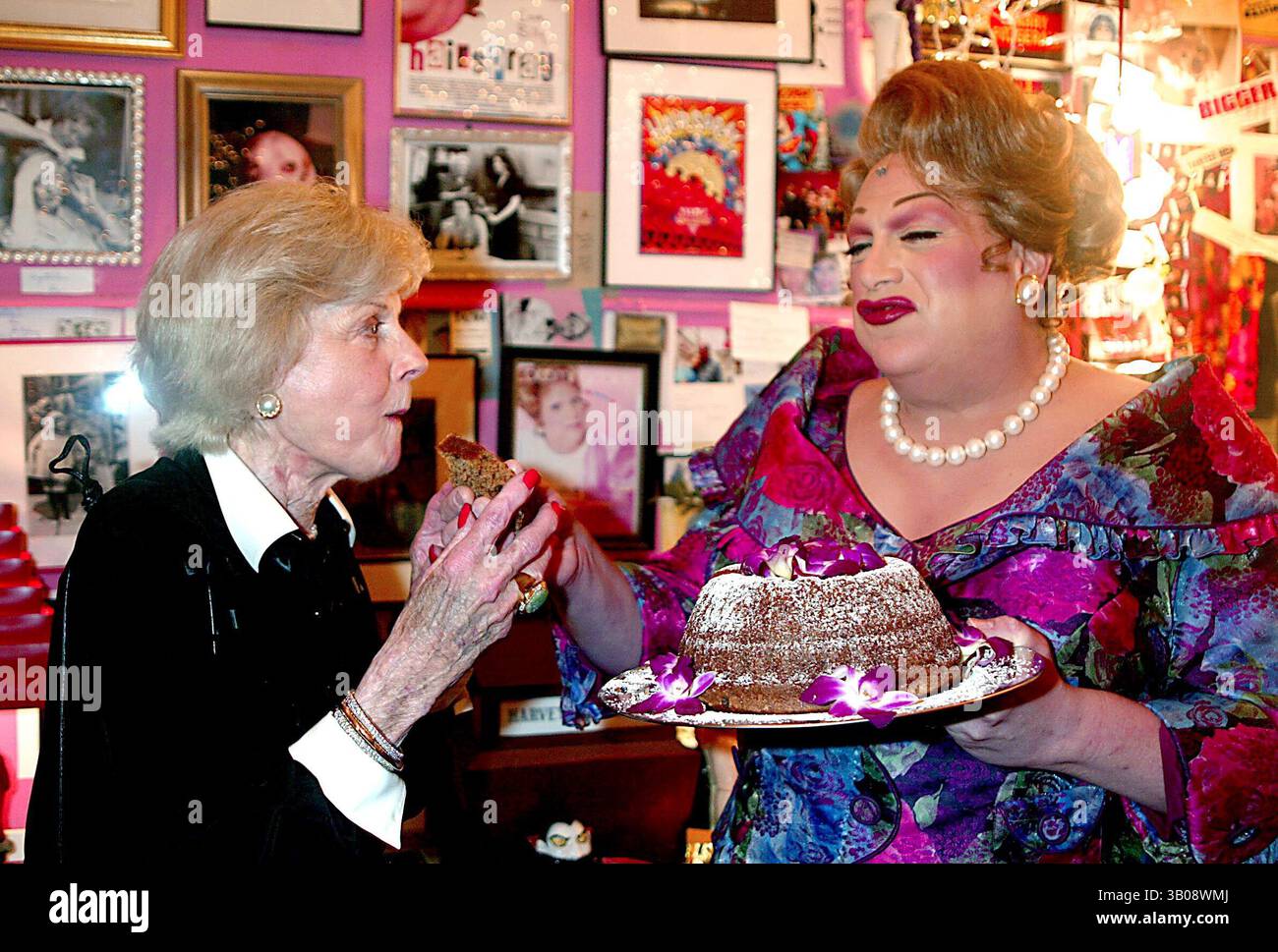 30 LUGLIO 2003 - NEW YORK, NEW YORK, STATI UNITI - BARBARA BILLINGSLEY (JUNE CLEAVER DA ''LEAVE IT TO BEAVER'') VISITA HARVEY FIERSTEIN (VESTITO DA EDNA TURNBLAD) NEL SUO CAMERINO CON UNA TORTA DURANTE L'INTERVALLO DI ''HAIRSPRAY'' AL NEIL SIMON THEATER DI NEW YORK NEW YORK IL 30 LUGLIO 2003. / 2003..K32052HMC.***EXCLUSIVE***.BARBARA BILLINGSLEY E HARVEY FIERSTEIN(immagine di credito: © Henry McGee/Globe Photos/ZUMAPRESS.com) Foto Stock