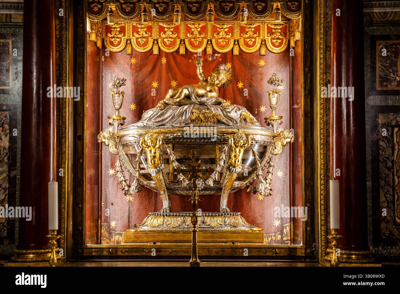 Reliquiario di cristallo di Luigi Valadier, nella Basilica Papale di Santa Maria maggiore, con reliquie del Santo Presepe di Gesù Cristo, Roma, Italia Foto Stock