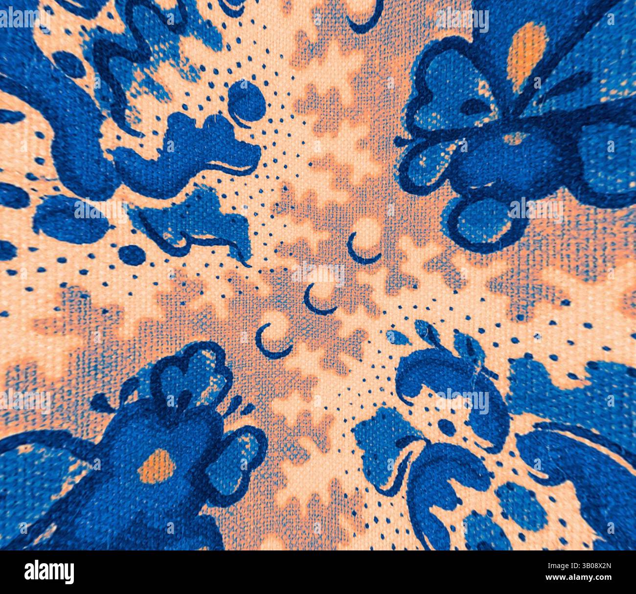 Una vivace stampa in tessuto con audaci motivi floreali blu e forme astratte su sfondo beige testurizzato, che crea un motivo accattivante e dinamico. Un design in tessuto circolare con vivaci motivi floreali blu su sfondo pesca, intervallato da piccole forme astratte. Arte classica con un tocco moderno reinventata da Artotop, tessuti francesi trasformati, prima metà del XIX secolo, arte classica con un tocco moderno reinventata da Artotop Foto Stock
