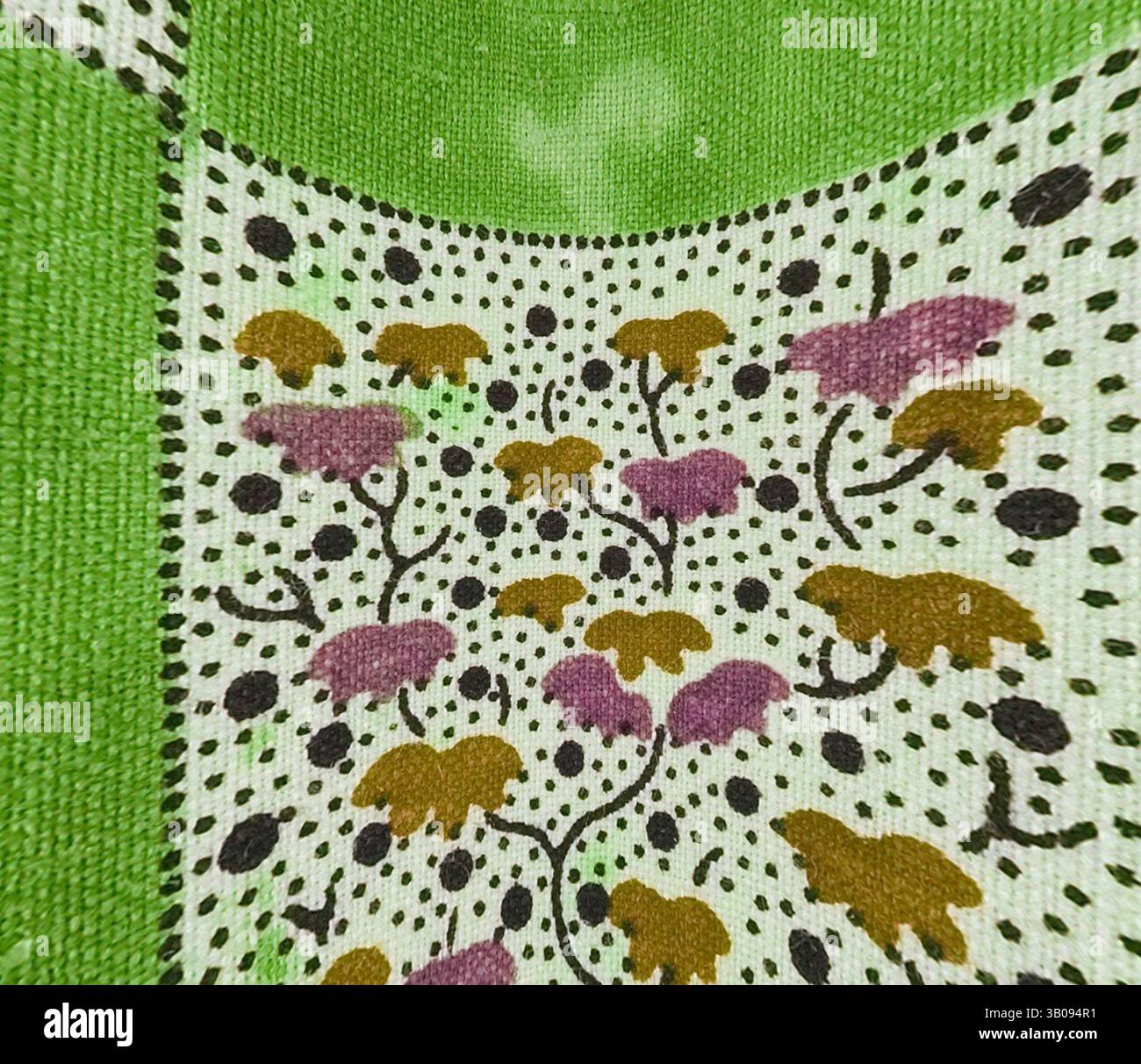 Un vivace design in tessuto caratterizzato da divertenti motivi floreali in tonalità viola, marrone e verde, accentuati da pois e stravaganti motivi a forma di orso. Lo sfondo rigoglioso esalta la disposizione artistica, creando un'estetica tessile vivace. Un tessuto verde vivace caratterizzato da un design patchwork con stravaganti motivi floreali e motivi punteggiati, creando un fascino visivo vivace e strutturato. Arte classica con un tocco moderno reinventata da Artotop, tessuti francesi trasformati, prima metà del XIX secolo, arte classica con un tocco moderno reinventata da Artotop Foto Stock