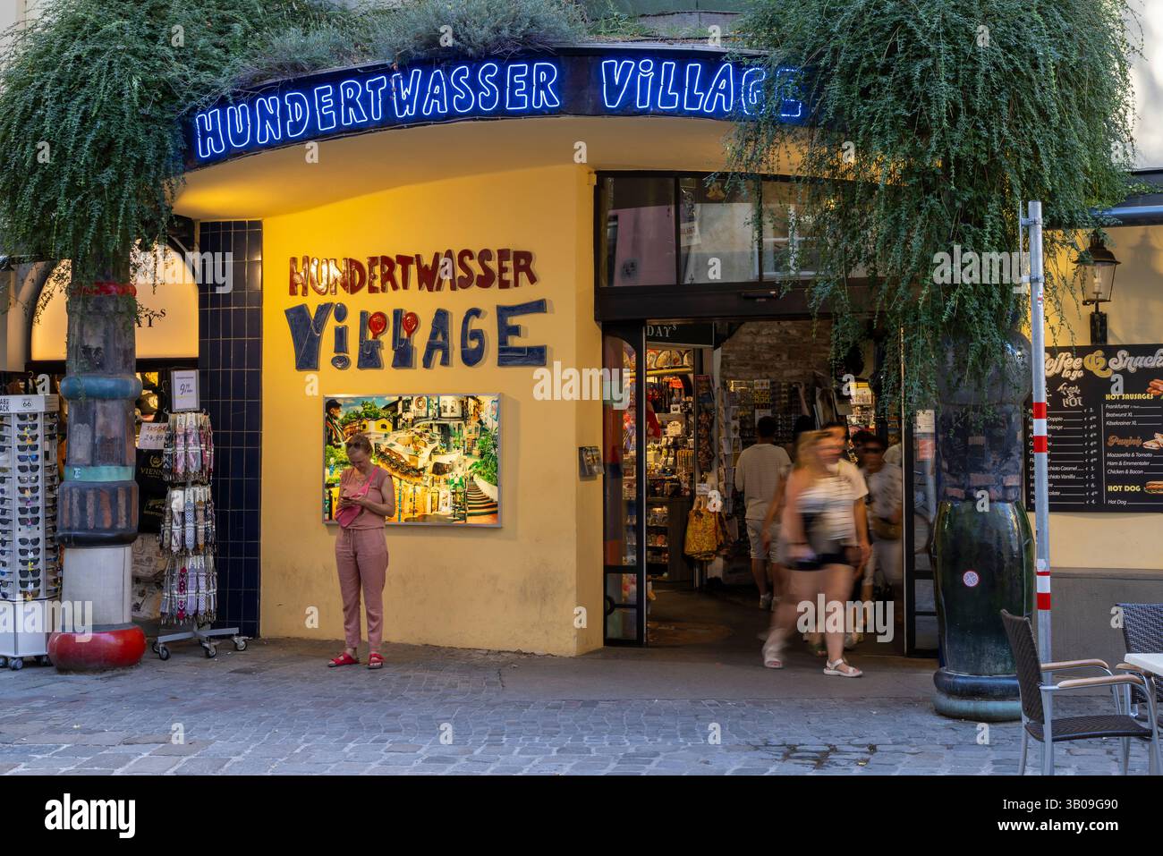 Vienna, Austria - 7 settembre 2024: Cartello del villaggio di Hundertwasser a Vienna in Austria Foto Stock