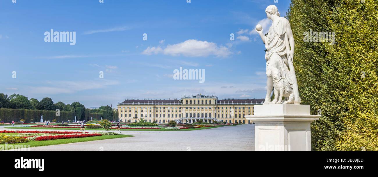 Vienna, Austria - 8 settembre 2024: Palazzo Schonbrunn e giardini a Vienna in Austria Foto Stock