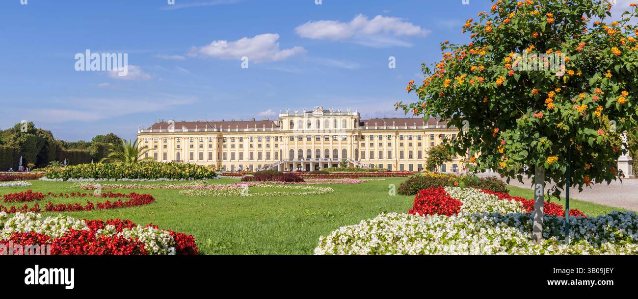 Vienna, Austria - 8 settembre 2024: Palazzo Schonbrunn e giardini a Vienna in Austria Foto Stock