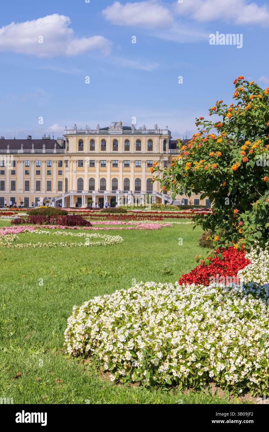 Vienna, Austria - 8 settembre 2024: Palazzo Schonbrunn e giardini a Vienna in Austria Foto Stock