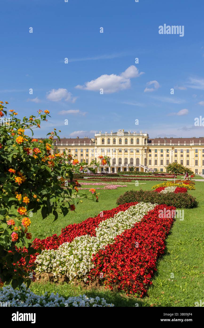 Vienna, Austria - 8 settembre 2024: Palazzo Schonbrunn e giardini a Vienna in Austria Foto Stock