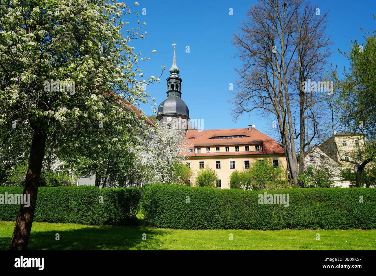 Bad Schandau, Germania, vista della chiesa di San Giovanni dal lungofiume Foto Stock