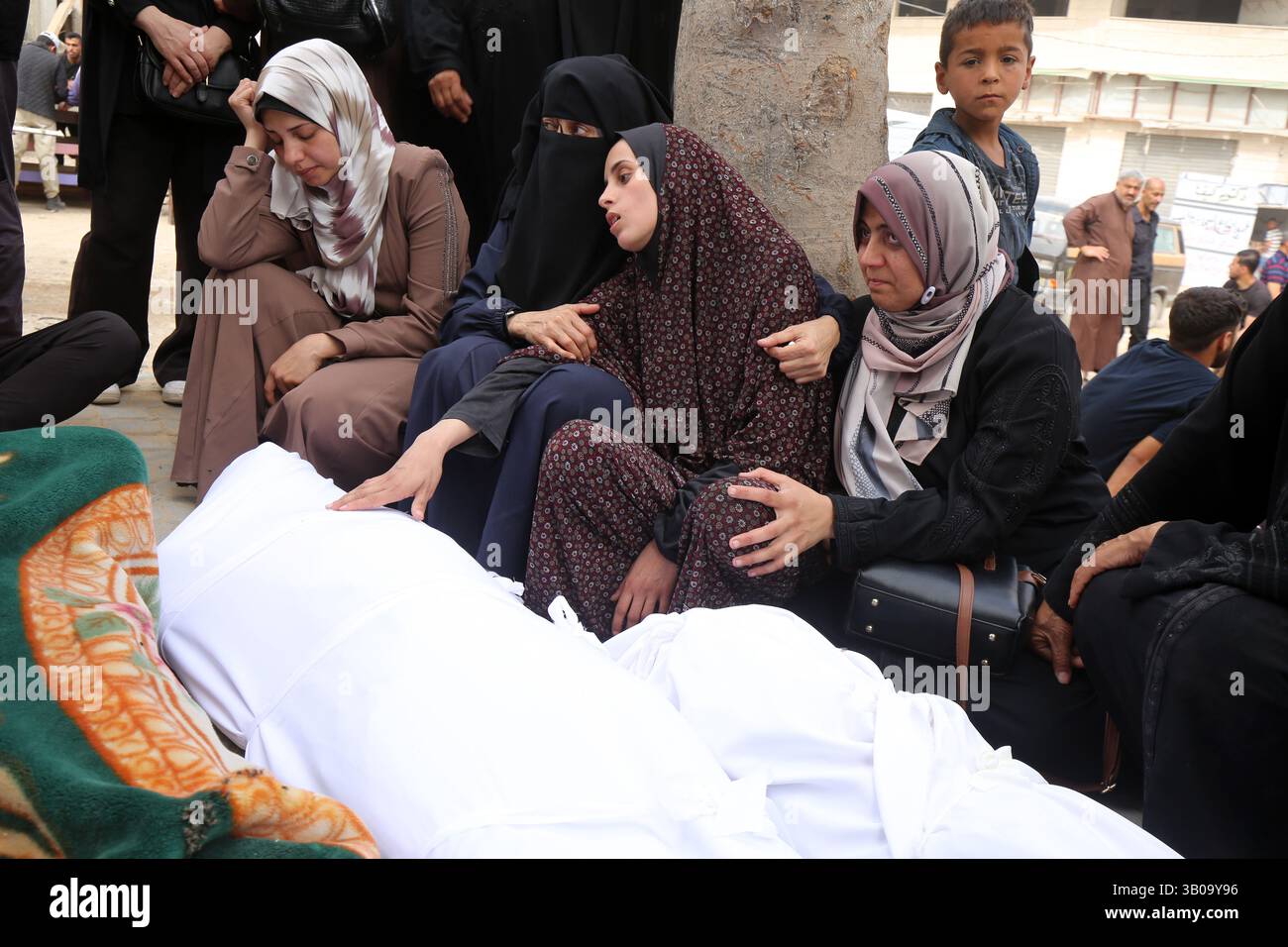 Gaza. 23 aprile 2025. I palestinesi piangono per le vittime uccise in un attacco aereo israeliano a Gaza City, il 23 aprile 2025. Almeno 51.305 persone sono state uccise negli scioperi israeliani a Gaza da quando l'offensiva è iniziata nell'ottobre 2023, secondo un aggiornamento delle autorità sanitarie di Gaza. Crediti: Rizek Abdeljawad/Xinhua/Alamy Live News Foto Stock