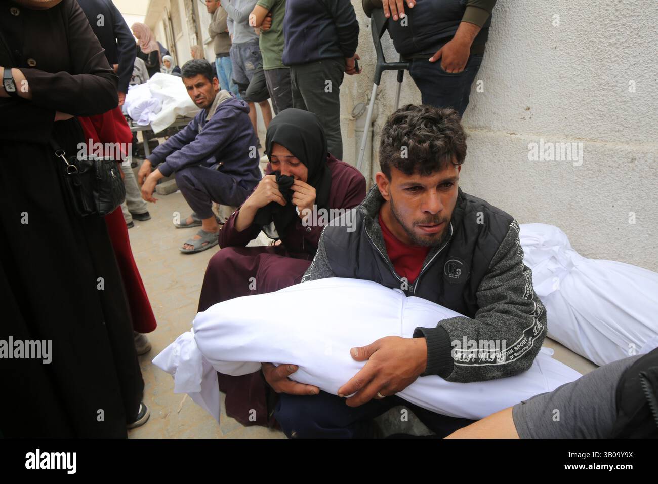 Gaza. 23 aprile 2025. I palestinesi piangono per le vittime uccise in un attacco aereo israeliano a Gaza City, il 23 aprile 2025. Almeno 51.305 persone sono state uccise negli scioperi israeliani a Gaza da quando l'offensiva è iniziata nell'ottobre 2023, secondo un aggiornamento delle autorità sanitarie di Gaza. Crediti: Rizek Abdeljawad/Xinhua/Alamy Live News Foto Stock