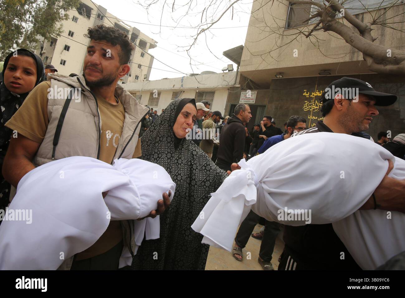 Gaza. 23 aprile 2025. I palestinesi trasportano corpi di vittime uccise in un attacco aereo israeliano a Gaza City, il 23 aprile 2025. Almeno 51.305 persone sono state uccise negli scioperi israeliani a Gaza da quando l'offensiva è iniziata nell'ottobre 2023, secondo un aggiornamento delle autorità sanitarie di Gaza. Crediti: Rizek Abdeljawad/Xinhua/Alamy Live News Foto Stock