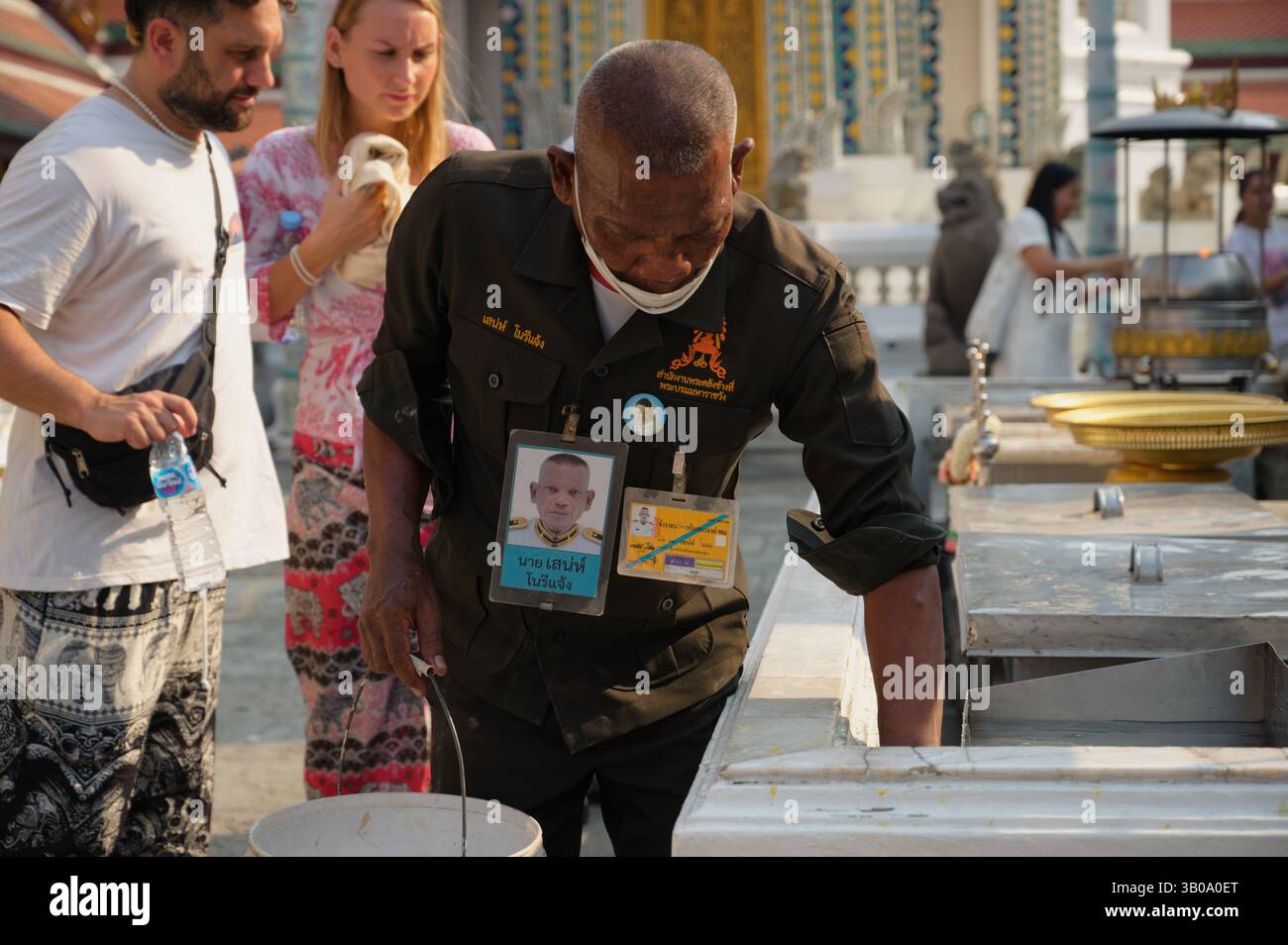 Un operaio del Grand Palace tende a svolgere attività di manutenzione vicino a un'area cerimoniale Foto Stock