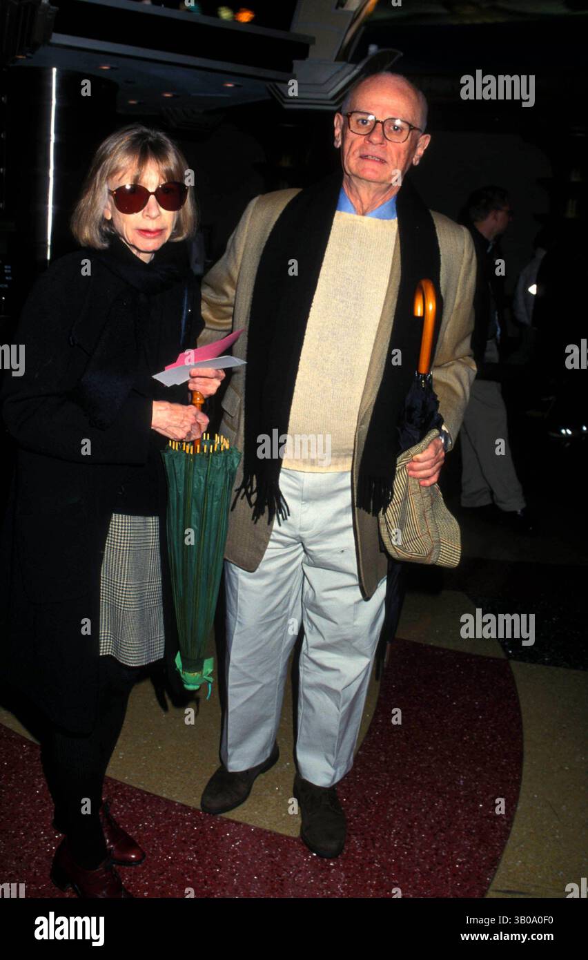 30 luglio 2008 - New York, New York, Stati Uniti - K18108HMc. ANTEPRIMA DI 'AGNES BROWN'. LOEWS E-WALK THEATER, NEW YORK NEW YORK 03-01-2000.JOAN DIDION E IL MARITO JOHN GREGORY DUNNE. - 2000 (immagine di credito: © Henry McGee/Globe Photos/ZUMAPRESS.com) Foto Stock